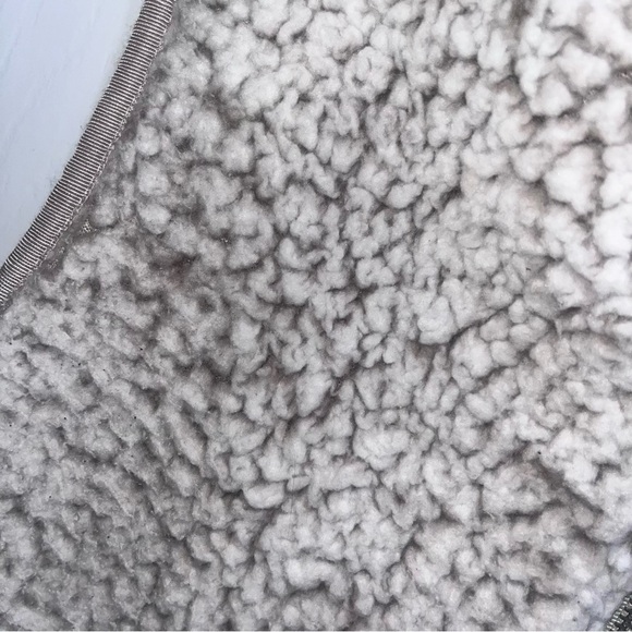 Thread supply women’s fluffy vest s small - Picture 2 of 5